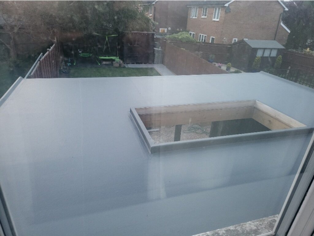 Flat roof construction with rooflight opening